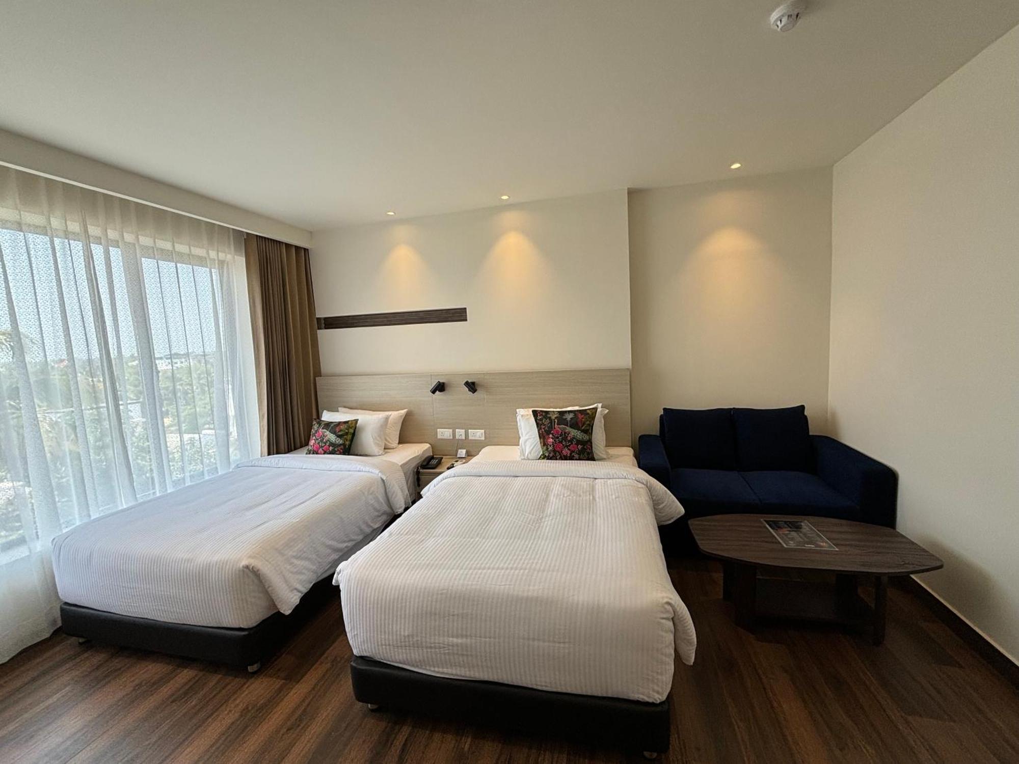 Presidency Airport Hotel Kochi Exterior foto