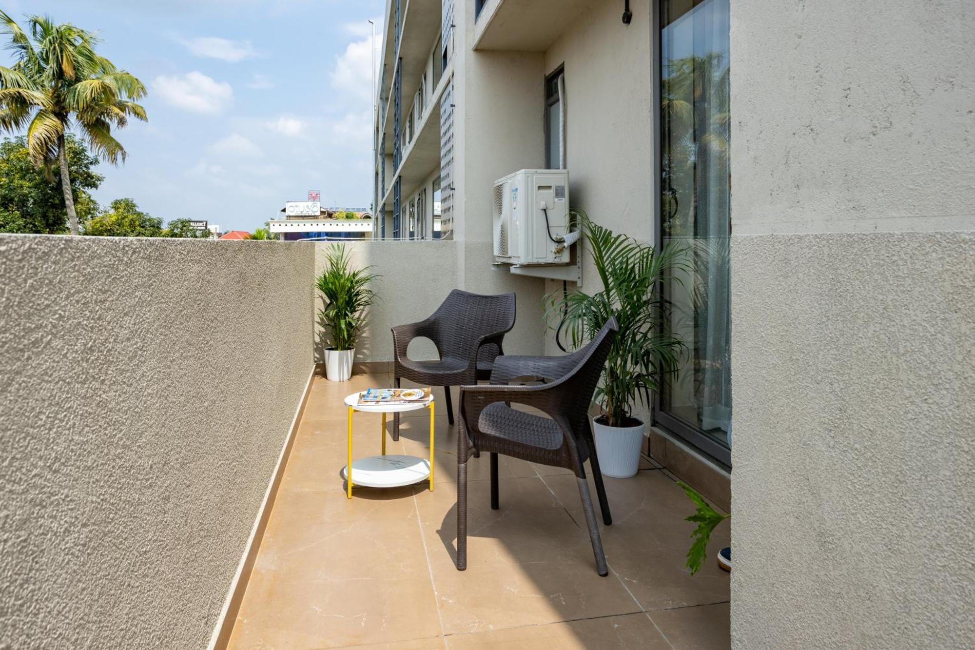 Presidency Airport Hotel Kochi Exterior foto